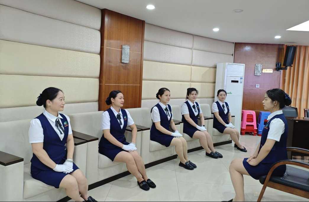 港北區(qū)直屬機關后勤服務中心會務股開展會務禮儀與婚姻介紹服務專題培訓